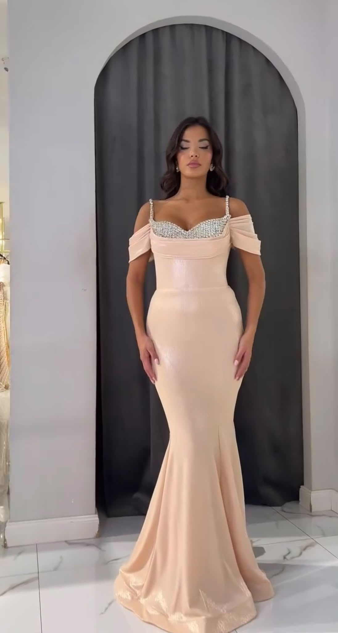 ARDOISE GLAMOUR avondjurk grijs off-shoulder split