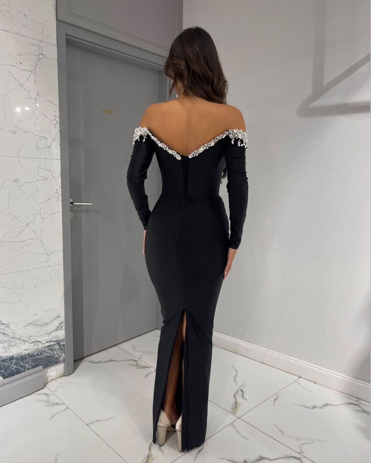 NOIR MYSTIQUE zwarte off-shoulder avondjurk achterkant