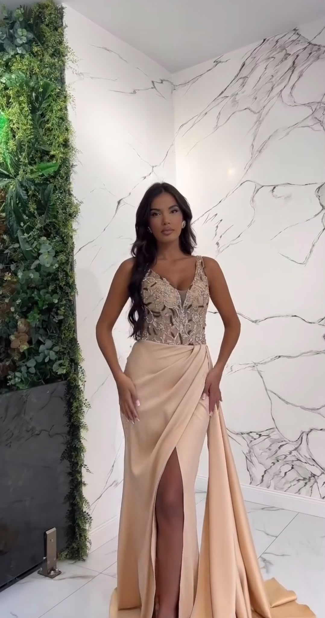 PÊCHE ÉTOILE avondjurk perzik off-shoulder achterkant
