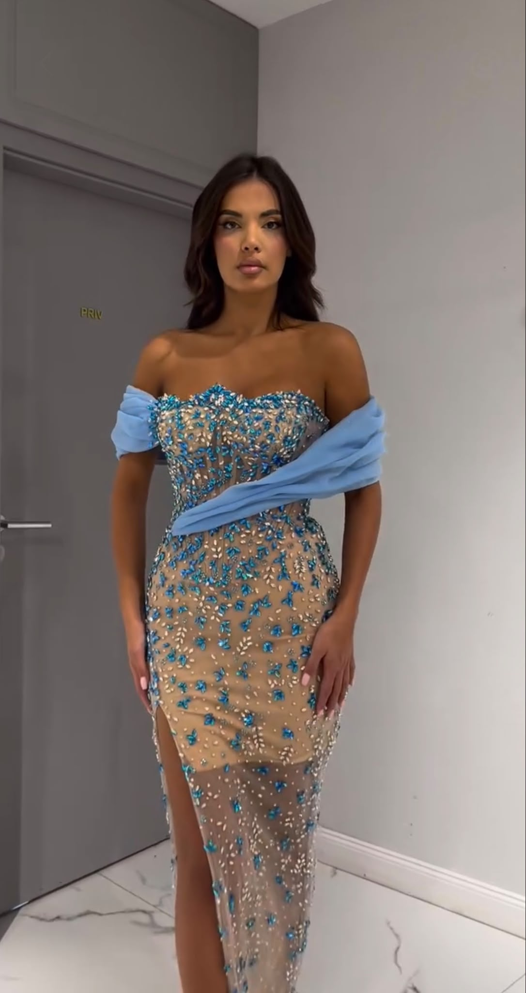 AZUR CRISTAL avondjurk blauw kristallen achterkant