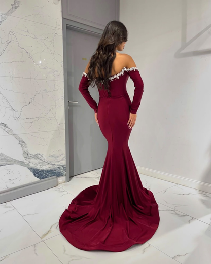 BORDEAUX BELLE bordeauxrode off-shoulder galajurk achterkant