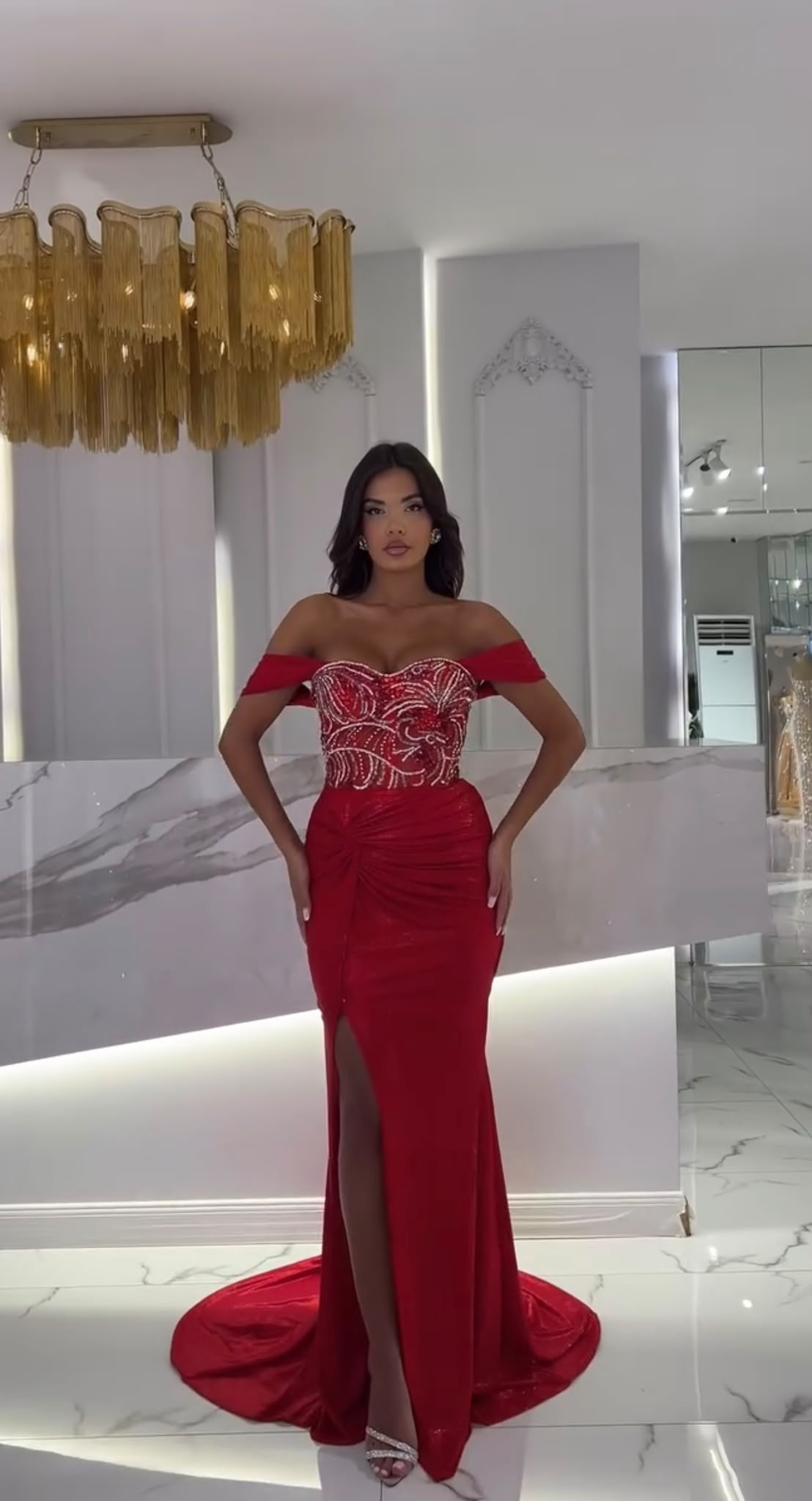 ROUGE GRANDEUR avondjurk rood off-shoulder A-lijn