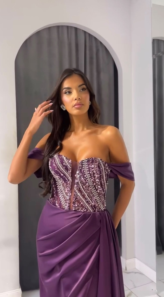 PRUNE MAJESTÉ avondjurk paars off-shoulder voorkant