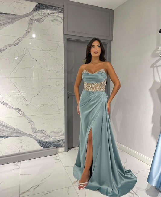 GLACÉ ROYALE ijsblauwe strapless galajurk met gouden detail