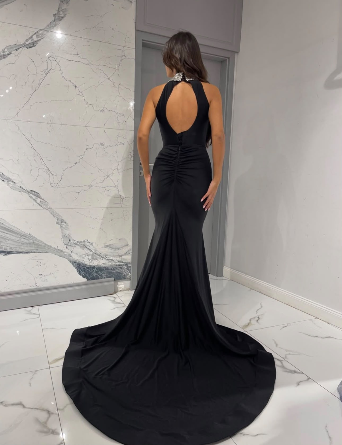 NOIR HALTER LUXE zwarte halter galajurk open rug achterkant